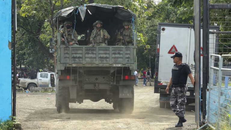 Presidente de Ecuador ordenó reorganizar el mando policial tras muerte de reos implicados en asesinato de Villavicencio