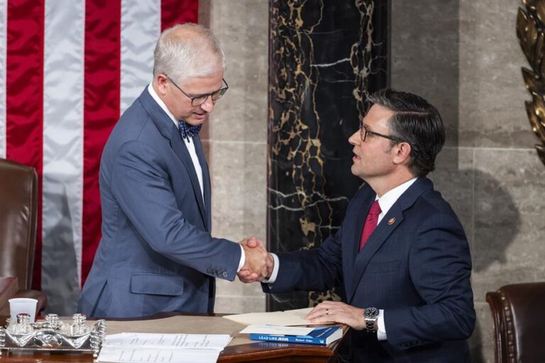 Trumpista y evangélico ultraconservador: Mike Johnson es elegido presidente de la Cámara Baja de Estados Unidos