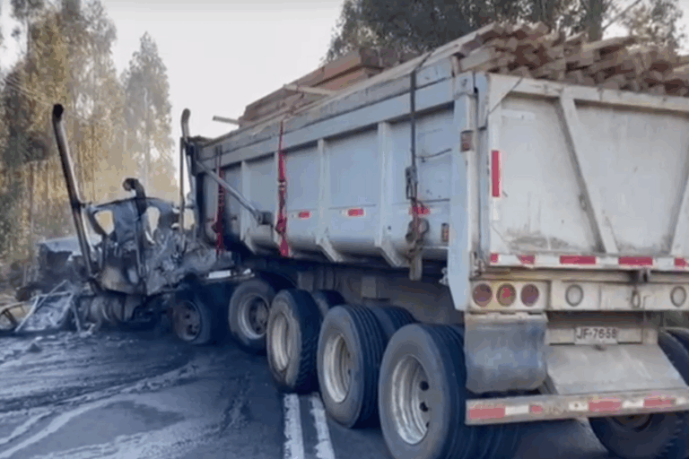 Nuevo ataque incendiario en La Araucanía: Sujetos quemaron dos camiones en ruta que une Los Sauces con Purén