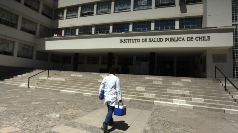 ISP confirmó 786 casos sospechosos y 563 confirmados por brote de bacterias en Laboratorio Sanderson