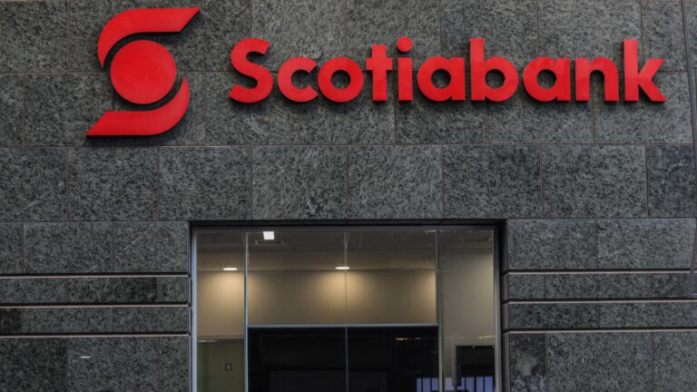 Scotiabank anuncia despido de casi 3 mil trabajadores: Trabajadores en Chile levantan alerta interna