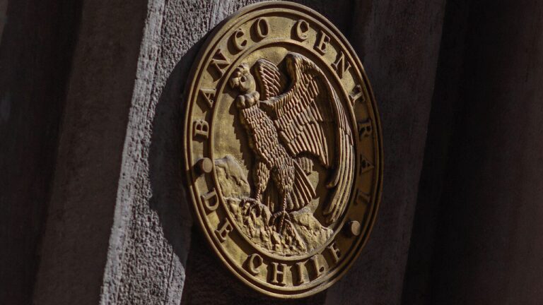 Banco Central recorta tasa hasta 9% y deja de comprar dólares