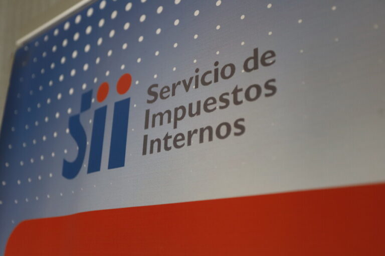 Movilización de funcionarios del SII se profundiza: Trabajadores se toman oficinas de Santiago, Valdivia y Santa Cruz