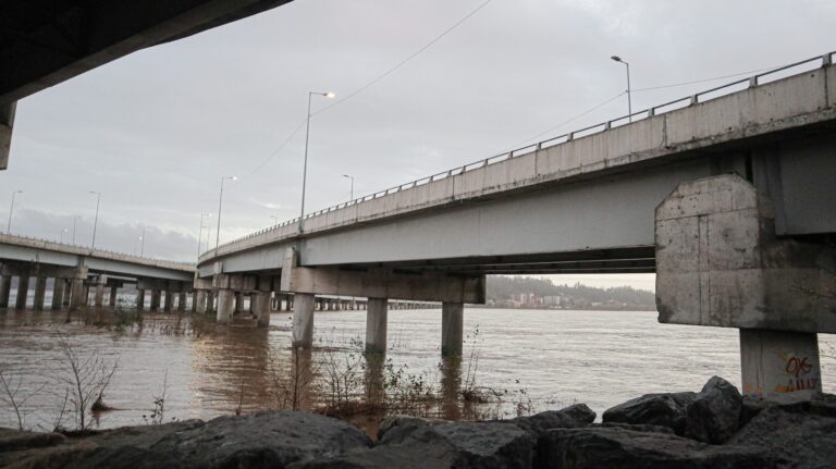 Puente ferroviario de Concepción reabrirá a inicios de noviembre: Desde agosto permanece cerrado tras crecida del río Biobío