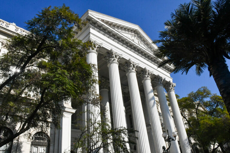 Desconocidos roban manillas de bronce de las puertas del ex Congreso Nacional