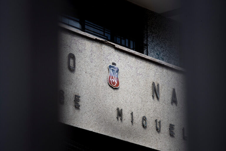 Carabineros allanó el Instituto Nacional en investigación por supuesto ataque incendiario en planificación