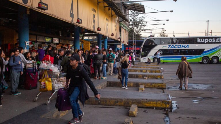 Fin de semana largo: Ministerio de Transportes proyecta la salida de 410 mil automóviles y 7.600 buses fuera de Santiago