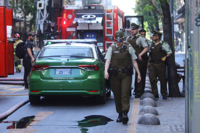 Carabinero disparó al aire con arma de servicio en medio de desórdenes por aniversario del estallido social en Santiago