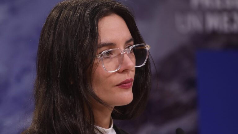 Ministra Vallejo respaldó la gestión de Javiera Martínez tras críticas de la oposición y llamó a evitar una 
