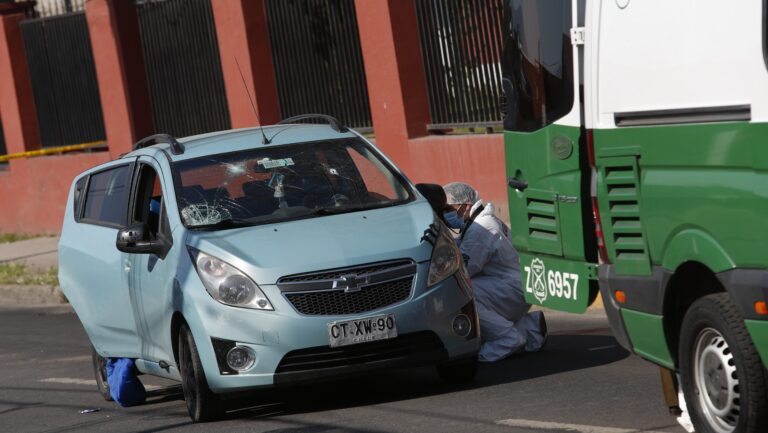 Funcionario de Carabineros en estado grave tras ser atropellado durante un procedimiento de VIF en Recoleta