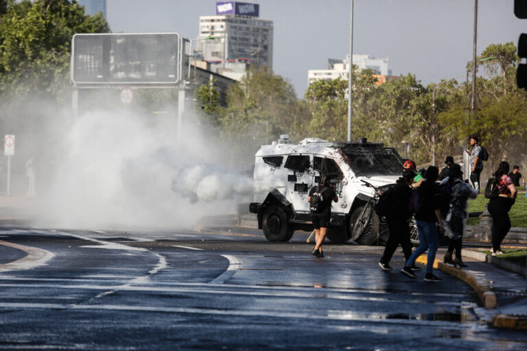 Balance aniversario estallido social: 33 detenidos y 4 carabineros lesionados dejan protestas en la RM