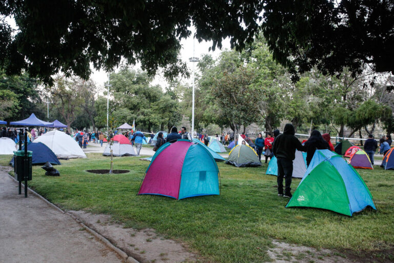 Tras reunión con autoridades de la RM: Pobladores de Lo Hermida acuerdan deponer toma en Providencia