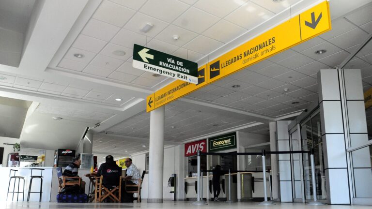 Evacuan a pasajeros del aeropuerto de Iquique tras aviso de bomba