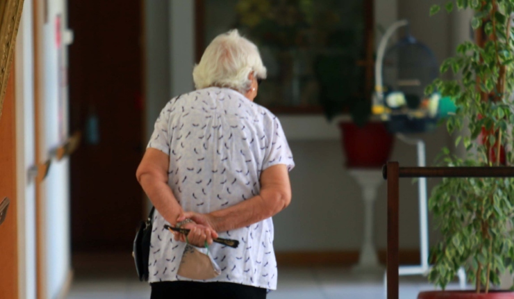Estudio UC-Confuturo: Casi un tercio de los adultos mayores en Chile dice no tener amigos