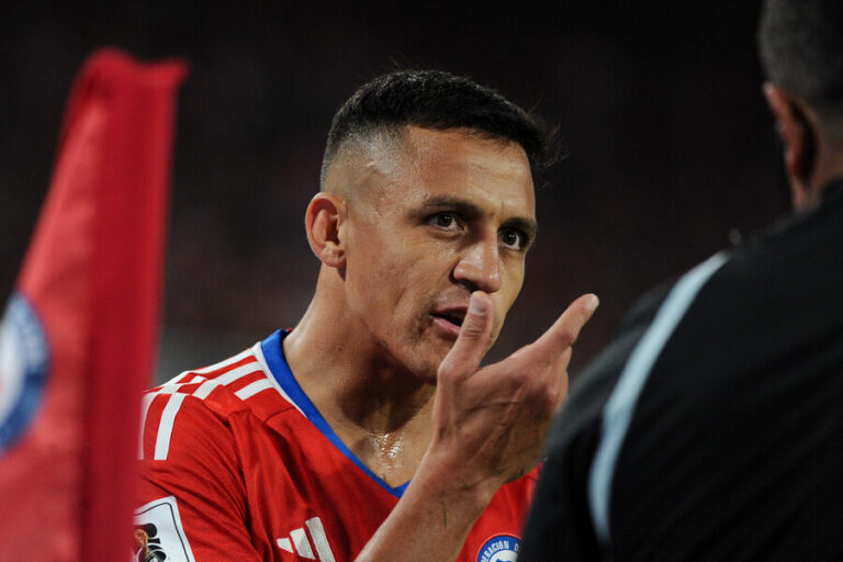 Sánchez expresa reparos tras duelo en el Monumental: “En Italia la cancha es mucho más grande y las de acá no están muy buenas”