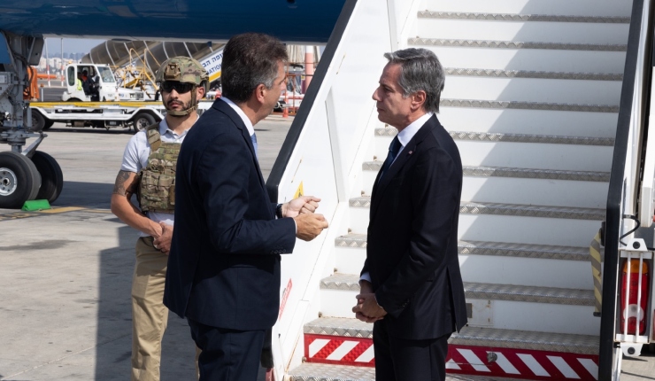 Antony Blinken llega a Tel Aviv para reiterar apoyo de EE.UU. a Israel y reunirse con presidente palestino