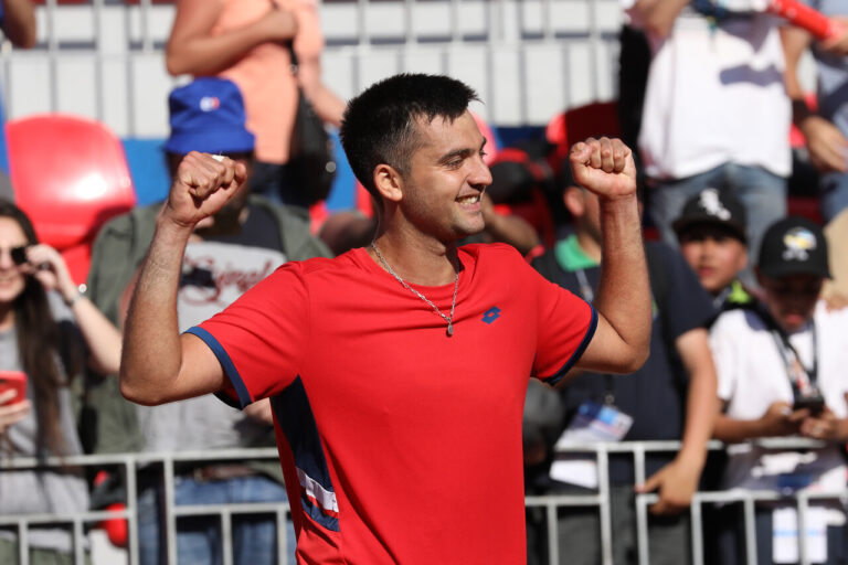 Cada vez más cerca de la medalla: Barrios vence a Bicknell y se instala en cuartos de final de singles en Santiago 2023