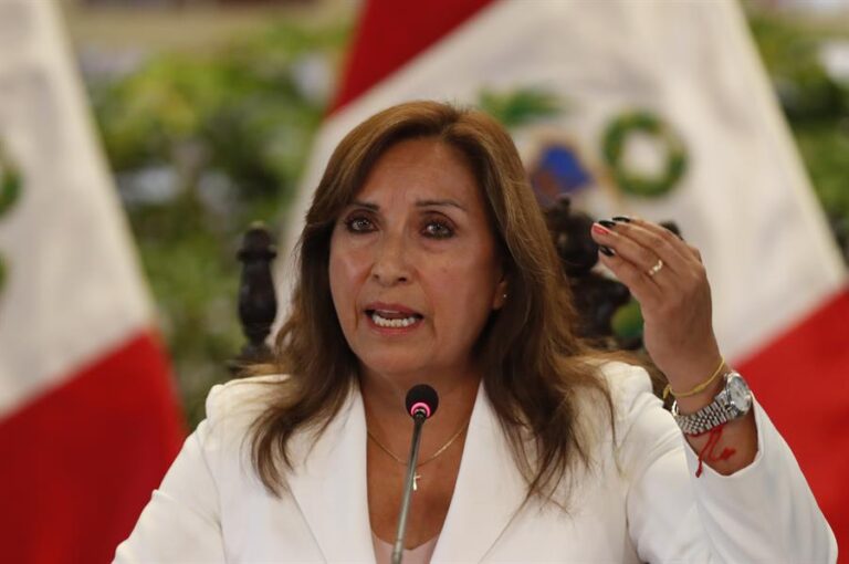 Boluarte invita a Noboa a visitar Perú para recibir el 