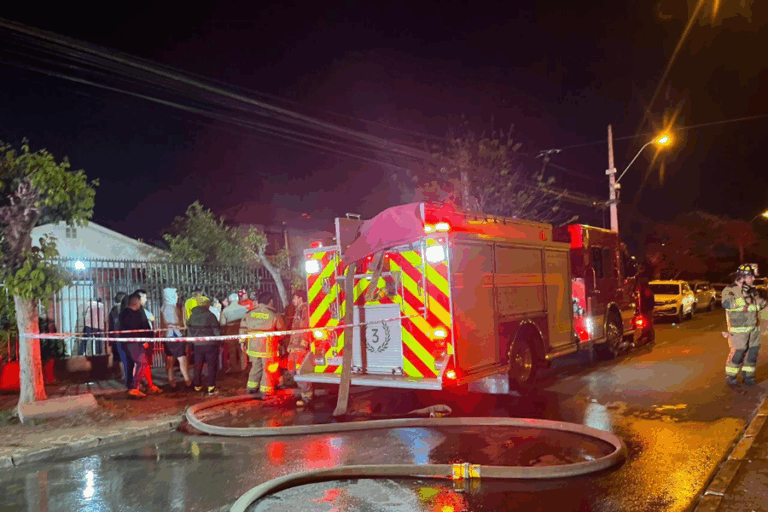 Incendio consumió dos viviendas en El Bosque y dejó a un hombre de 68 años muerto