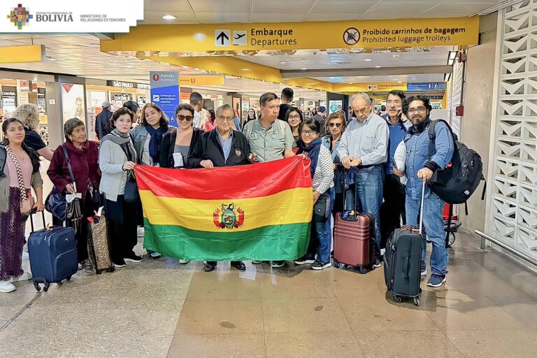 Bolivia: 17 personas retornan tras ser evacuados desde Israel con apoyo de Chile y España