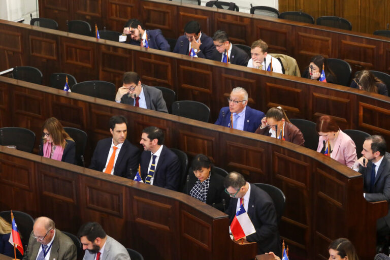 Cadem: Principales razones para votar en contra de nueva Constitución son desconfianza en consejeros y disgusto con enmiendas