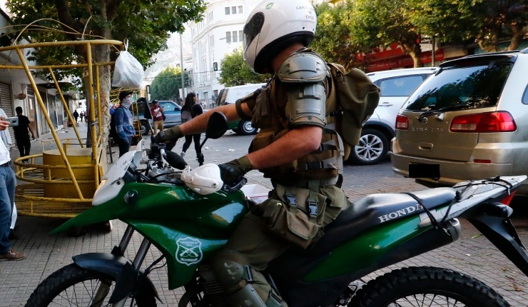 “El policía lo empujó”: Captan caída de ciclista cuando bus de la Roja transitaba con resguardo de Carabineros por Macul