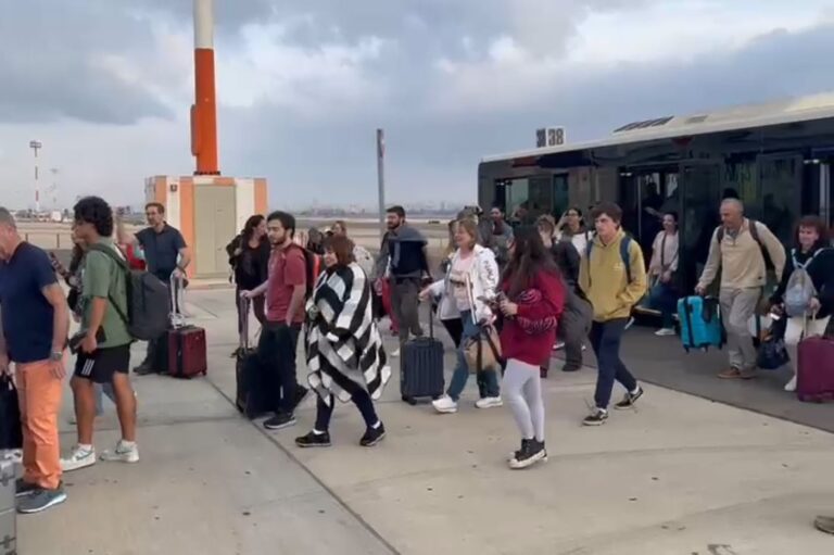 Conflicto Israel-Hamás: Segundo grupo con 51 chilenos fue evacuado desde Tel Aviv con destino a Grecia