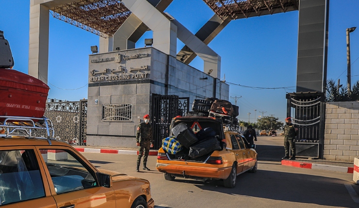 Egipto prohíbe con bloques de cemento el paso de evacuados palestinos