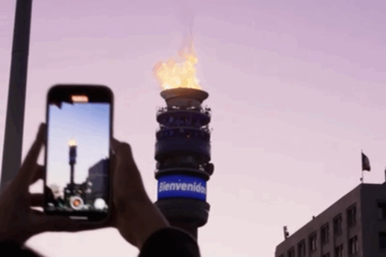 La torre Entel “enciende” la antorcha más grande del mundo para dar la bienvenida a Santiago 2023