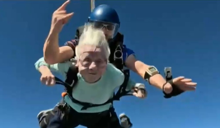 Mujer de 104 años se lanzó en paracaídas desde 4.100 metros de altura: “Todo fue maravilloso, no podría haber sido mejor”