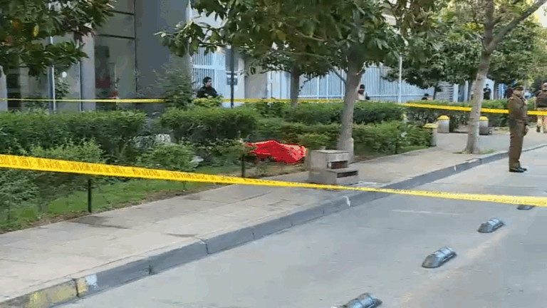 Encuentran cuerpo de adolescente a las afueras de un edificio en Santiago: Investigan presunto homicidio