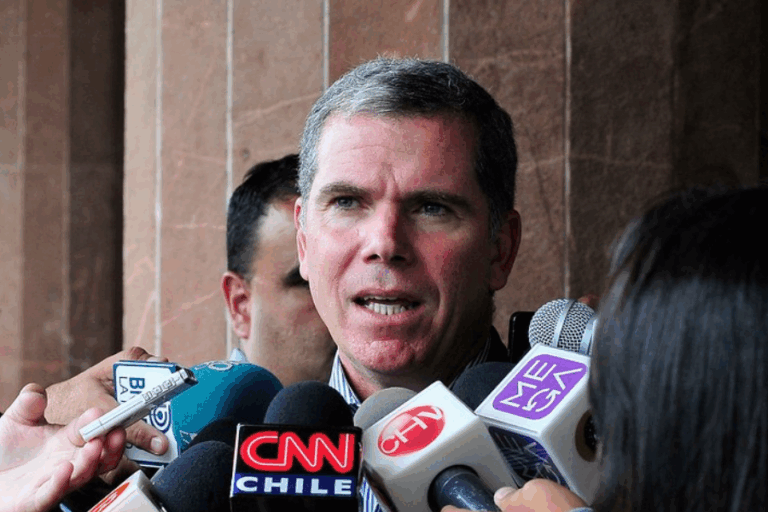 Exministro Bulnes será formalizado por golpiza a empresario en restaurante de Zapallar