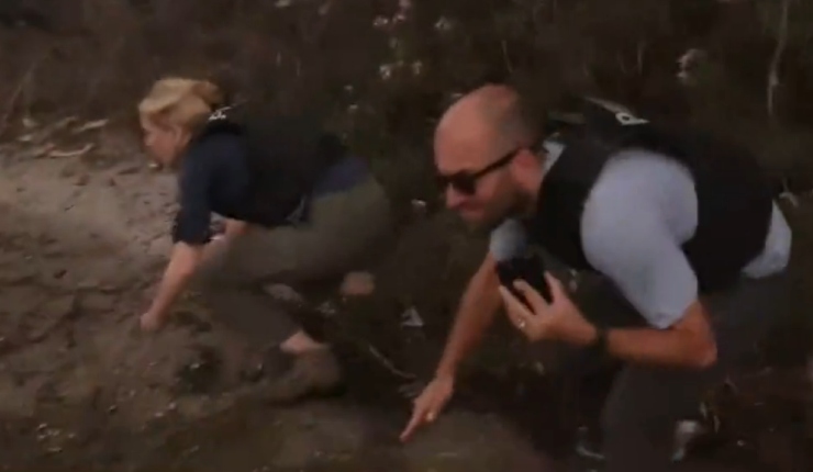 Israel: El momento en que equipo de CNN se tuvo que resguardar de lanzamiento masivo de cohetes mientras despachaba en vivo