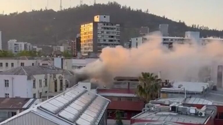 Incendio afecta Hospital Calvo Mackenna en Providencia: Al menos 18 carros de bomberos trabajan en el lugar