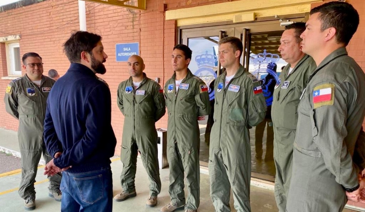 Pdte. Boric se reunió con tripulantes de la FACh que han evacuado a chilenos en Medio Oriente: “Estamos muy orgullosos”