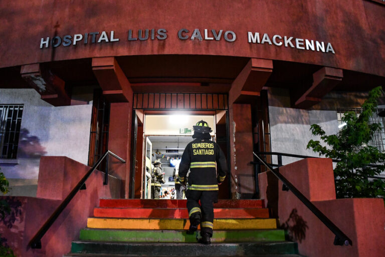 21 niños fueron trasladados de manera preventiva tras incendio que afectó al hospital Calvo Mackenna