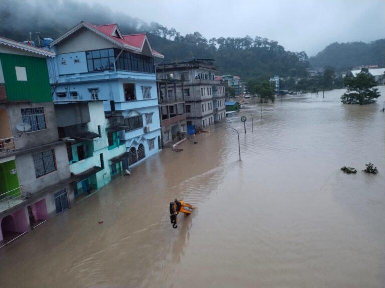 India: 23 soldados desaparecidos tras repentinas inundaciones