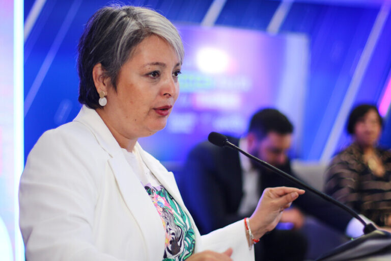 Jara descarta tesis de golpe de Estado “no tradicional” de Piñera: “Él mismo aplaudió la movilización masiva ciudadana”