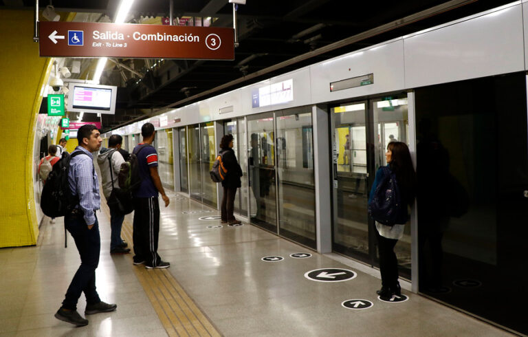 Funcionario de la PDI frusta asalto en Metro de Santiago: Hay dos personas heridas