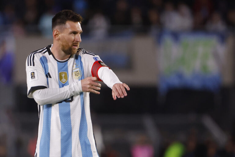Messi fue escupido por Sanabria durante partido de Argentina contra Paraguay: “No sé quién es”