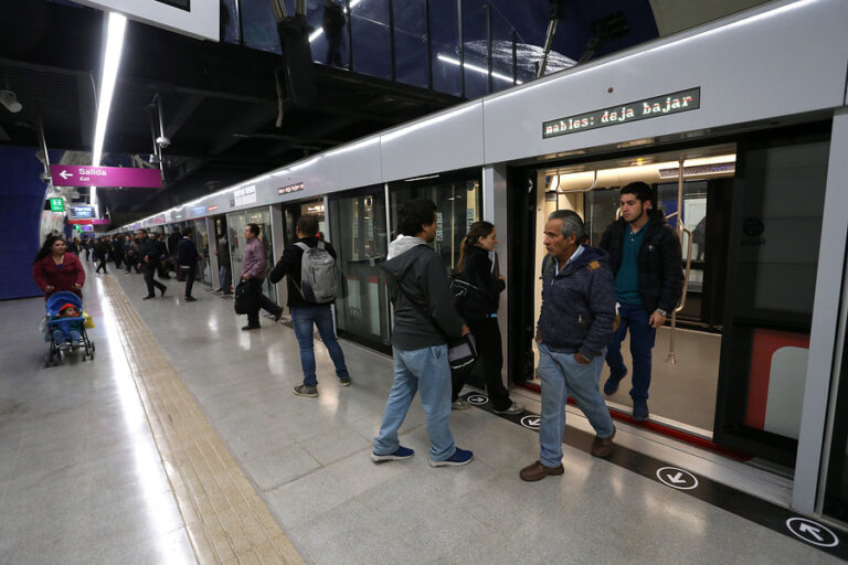Metro de Santiago extiende su horario hoy por inauguración de Santiago 2023: ¿Qué estaciones cierran más tarde?