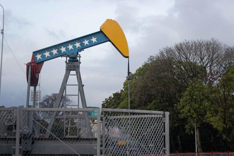 Estados Unidos levanta sanciones sobre el petróleo, oro y gas de Venezuela