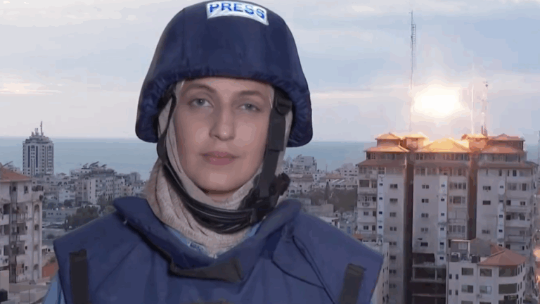 El momento exacto en el que un misil cae sobre un edificio en Palestina: Reportera de Al Jazeera captó el hecho