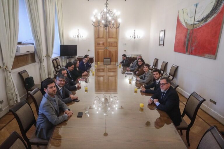 Parlamentarios oficialistas se reunieron con Tohá para respaldar su gestión tras críticas de la oposición