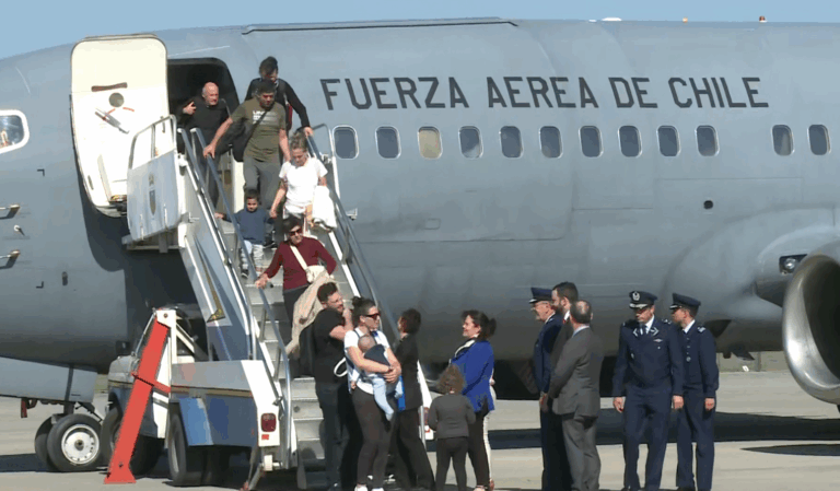 Grupo de 83 chilenos evacuados desde Israel ya está en nuestro país