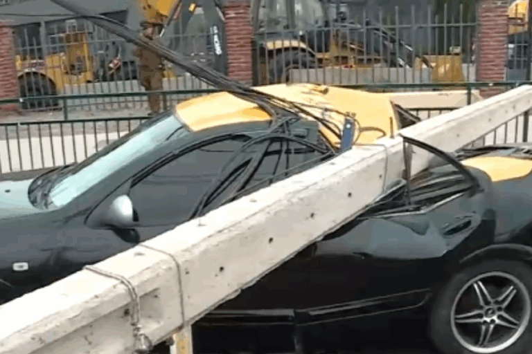 Asalto a camión en Quilicura acabó con taxi aplastado por poste: Pasajeros se salvaron por centímetros