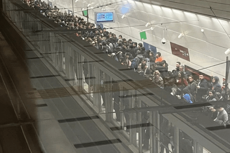 Metro presenta retrasos en Línea 3 por problemas técnicos de un tren