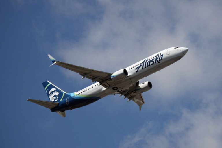 Piloto fuera de servicio intentó apagar los motores de un avión en pleno vuelo: Enfrenta cargos por intento de homicidio