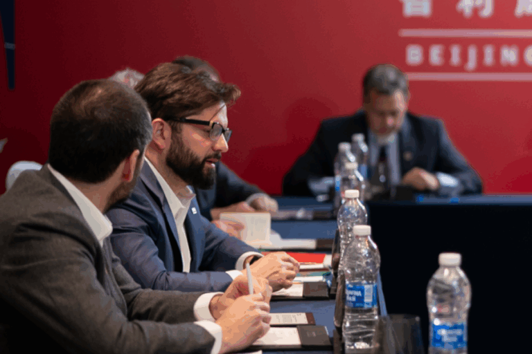 Confirman que cuatro miembros de la comitiva chilena en China dieron positivo por COVID-19: Pdte. Boric dio negativo