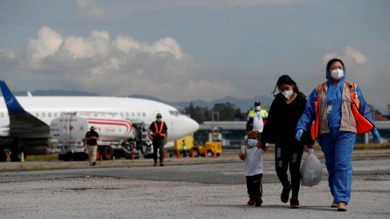 Gobierno de Joe Biden empezará a deportar migrantes tras acuerdo con Venezuela